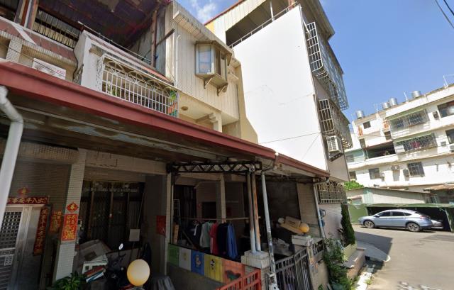 台中太平法拍屋透天別墅店面邊間獨棟臨路車庫大地坪朝南農舍庭院