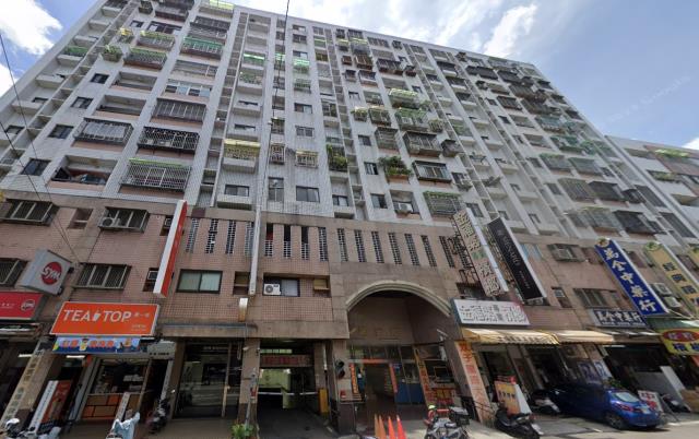 台中烏日法拍屋電梯大樓華廈公寓大坪數四房三房兩房平車朝南邊間