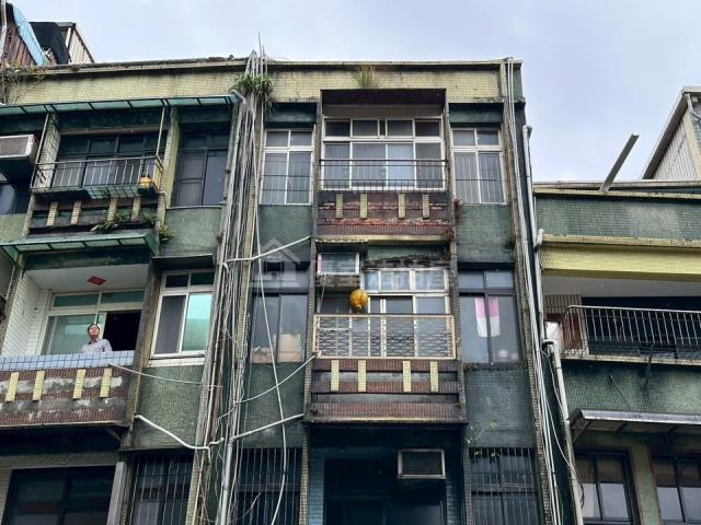 仁愛區法拍屋南新街頂加優室法拍林小陽